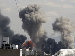 ОАЕ ВПЕРШЕ АТАКУВАЛИ ІРАН вибухи та дим після удару на Близькому Сході