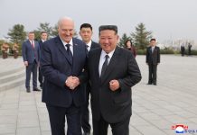 Лукашенко подарував Кім Чен Ину автомат Лукашенко передає Кім Чен Ину подарунки під час офіційної зустрічі