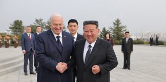 Лукашенко подарував Кім Чен Ину автомат Лукашенко передає Кім Чен Ину подарунки під час офіційної зустрічі