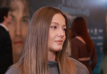 співачка KOLA під час інтерв’ю