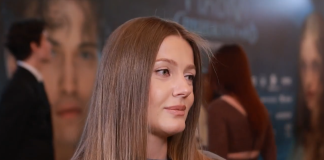 співачка KOLA під час інтерв’ю