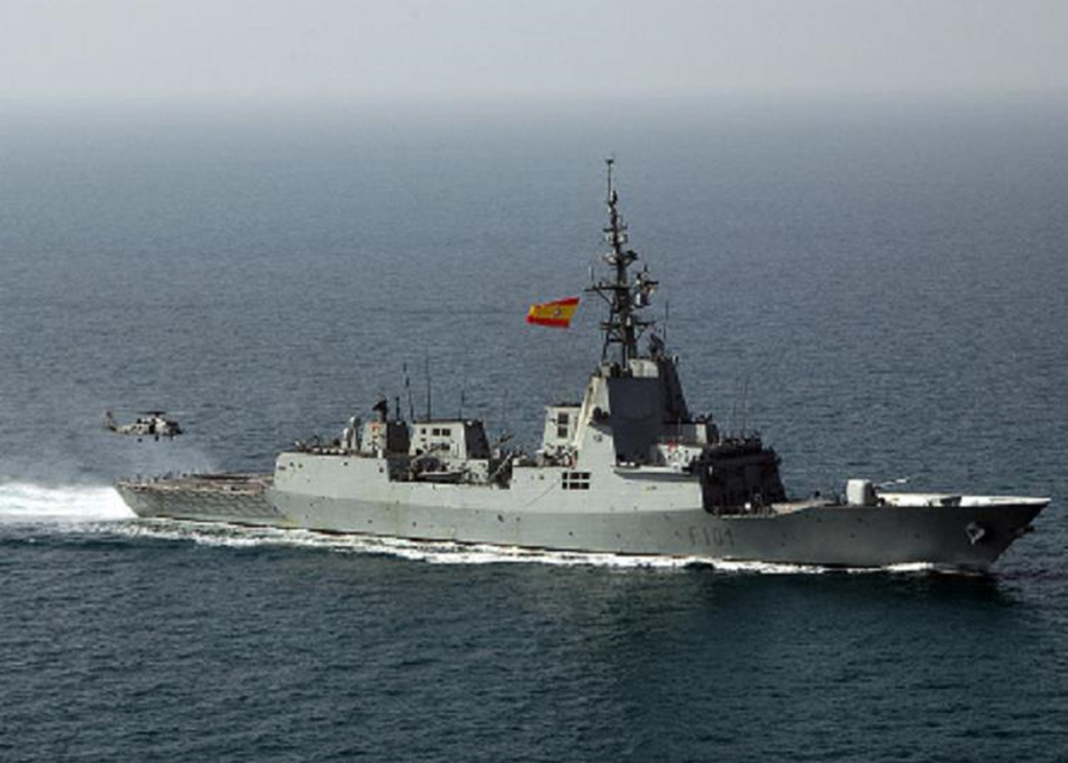 військовий фрегат ВМС Іспанії у Середземному морі
