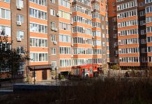 Багатоквартирний будинок у міському кварталі