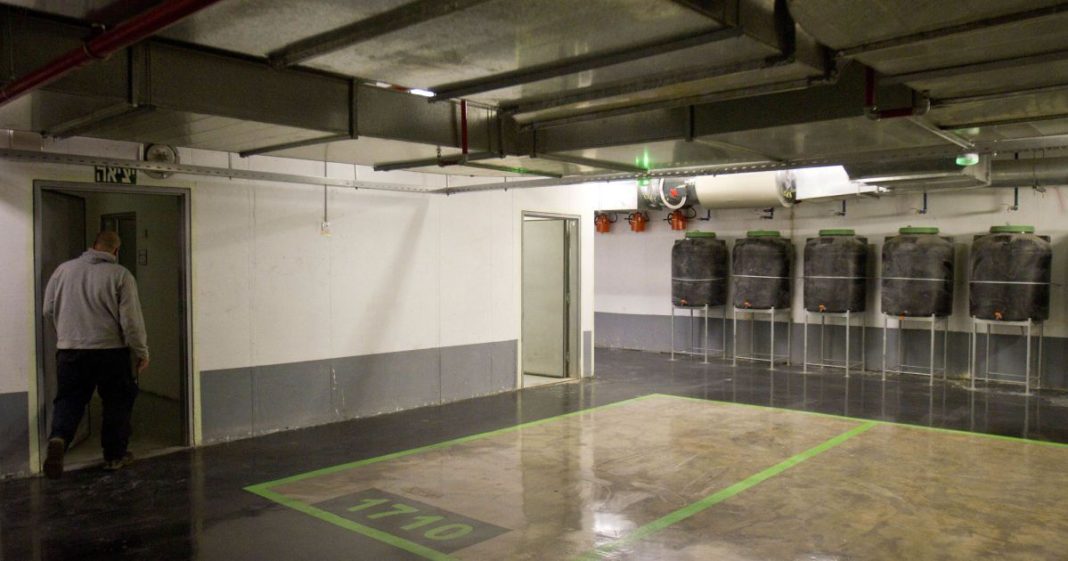 сучасний житловий будинок із вхідним укриттям