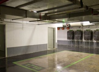 сучасний житловий будинок із вхідним укриттям