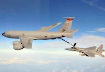 Літак КС-135 на злітній смузі авіабази