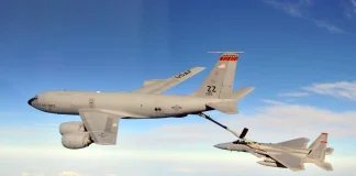 Літак КС-135 на злітній смузі авіабази