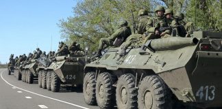 Колона російської військової техніки на дорозі