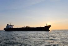 Російський нафтовий танкер у відкритому морі