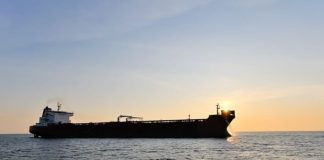 Російський нафтовий танкер у відкритому морі