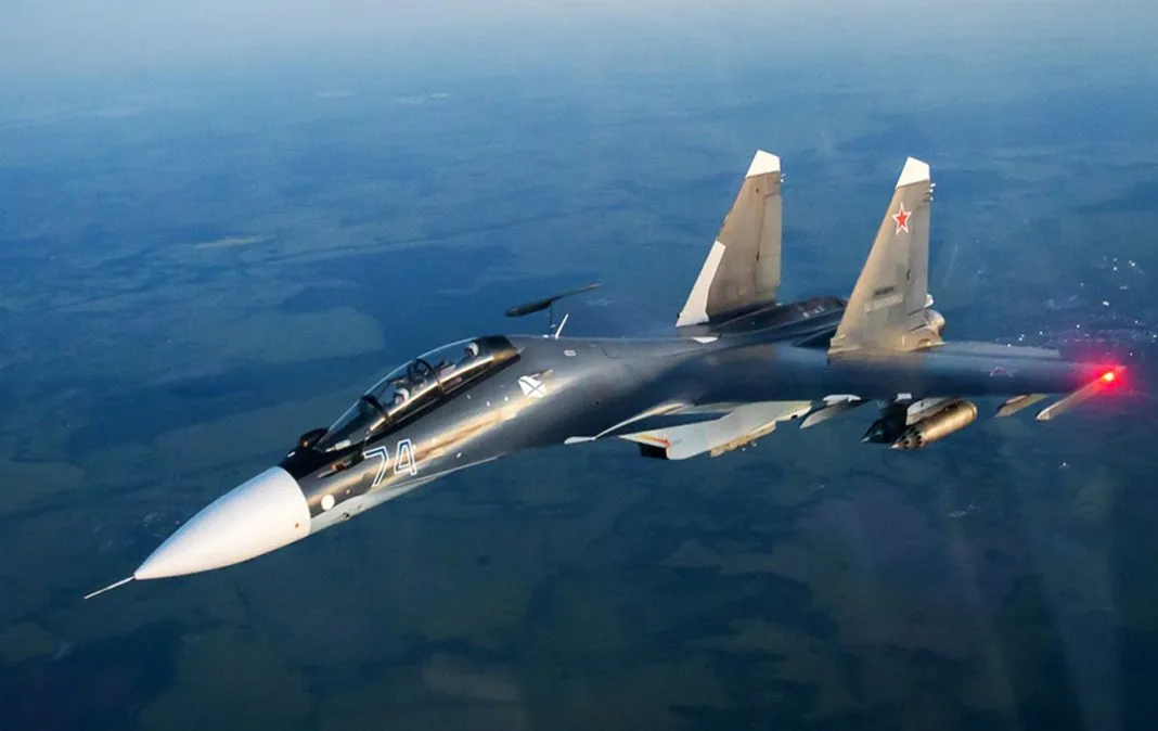 Винищувач Су-30 у польоті над морем