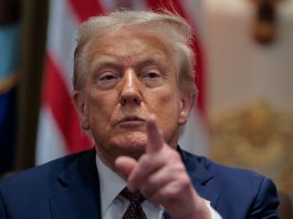 Дональд Трамп виступає на політичному заході у США