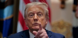 Дональд Трамп виступає на політичному заході у США