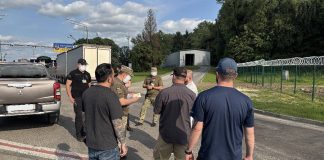 Українські чоловіки після депортації з США