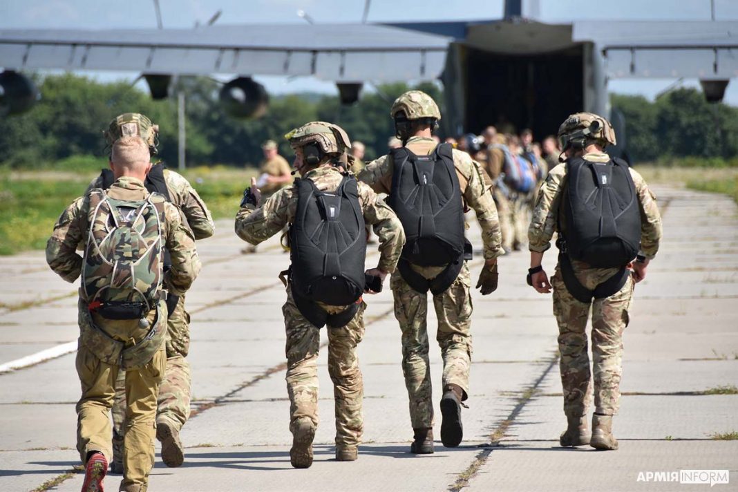 військові спецпризначенці під час підготовки до операції