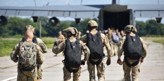 військові спецпризначенці під час підготовки до операції