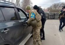 Military near the seized vehicles for the needs of the Armed Forces of Ukraine
