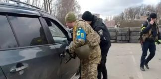 Військові біля вилучених автомобілів на потреби ЗСУ