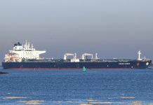 Танкер Maran Homer під грецьким прапором у морі