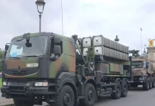 Італійський зенітний ракетний комплекс на військовій машині під час транспортування