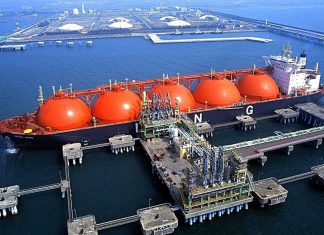 КАТАР ПРИЗУПИНЯЄ ВИРОБНИЦТВО ПРИРОДНОГО ГАЗУ Газовий танкер СПГ на тлі новин про зупинку виробництва в Катарі