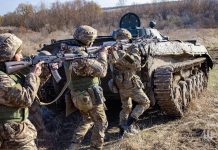 Українські військові на позиціях під час бойових дій на сході України