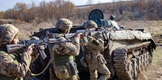 Українські військові на позиціях під час бойових дій на сході України