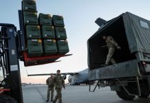 США затримують військову допомогу Україні Американська військова техніка на складі перед відправкою до України