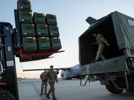 США затримують військову допомогу Україні Американська військова техніка на складі перед відправкою до України