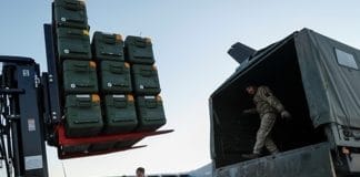 Американська військова техніка на складі перед відправкою до України