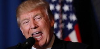 Дональд Трамп виступає на публічному заході