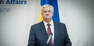 Андрій Сибіга під час публічного виступу