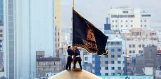 чорний траурний прапор над мечеттю імама Рези в Мешхеді