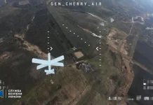 Дрон «Ланцет» у польоті на тлі неба