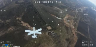 Дрон «Ланцет» у польоті на тлі неба