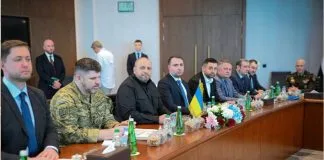 Переговори представників України та Росії за столом