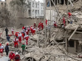 Гуманітарні працівники працюють у зоні конфлікту.