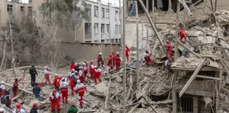 Гуманітарні працівники працюють у зоні конфлікту.