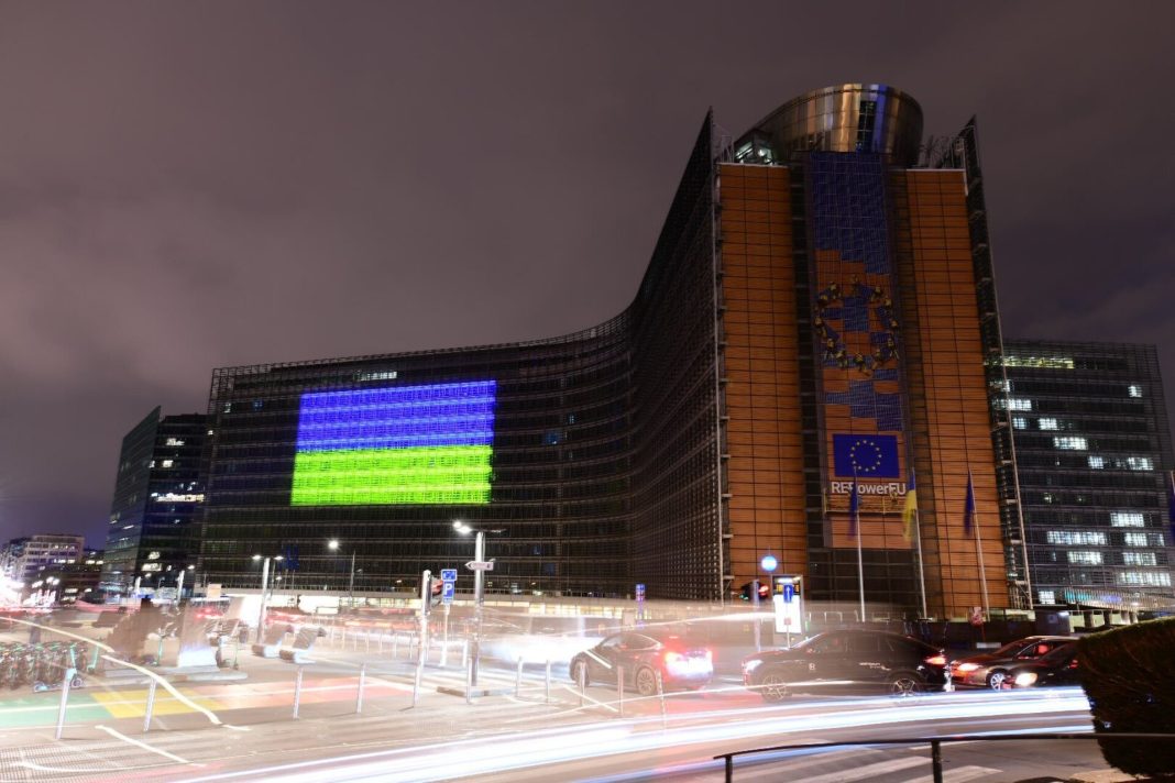 5b38e934a02b446685161233edcdb flags of the European Union outside the buildings of the institutions in Brussels