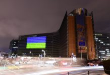 Франція і Німеччина проти швидкого вступу України до ЄС прапори Європейського Союзу біля будівель інституцій у Брюсселі