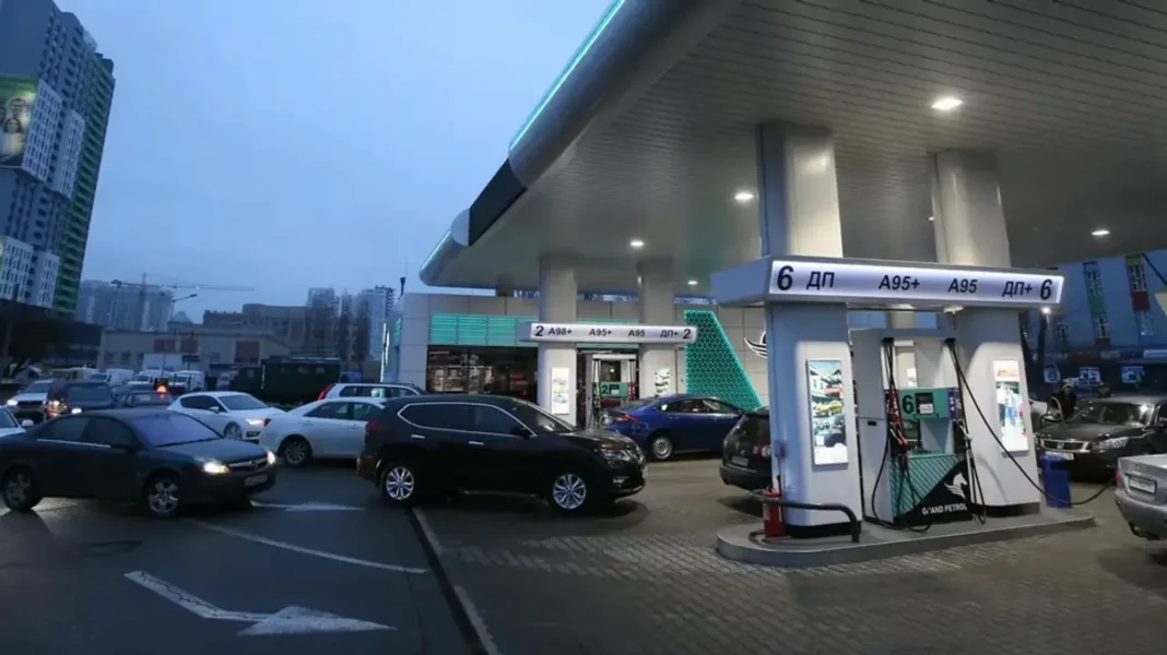 609091331004 Queues of cars at a petrol station in Ukraine due to rising fuel prices
