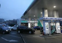 В Україні ажіотаж на АЗС через страх подорожчання пального Черги автомобілів на автозаправній станції в Україні через зростання цін на пальне