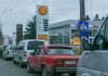 Автомобілі на автозаправній станції в Україні