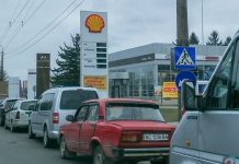 Автомобілі на автозаправній станції в Україні