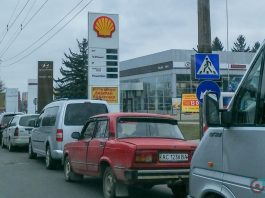 Автомобілі на автозаправній станції в Україні