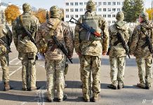 Мобілізовані чооловікі на шикуванні