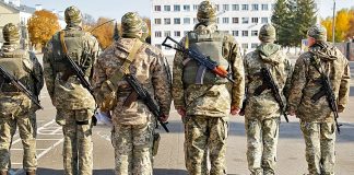 Мобілізовані чооловікі на шикуванні