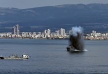 дрон у повітрі над містом ОАЕ