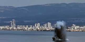 дрон у повітрі над містом ОАЕ