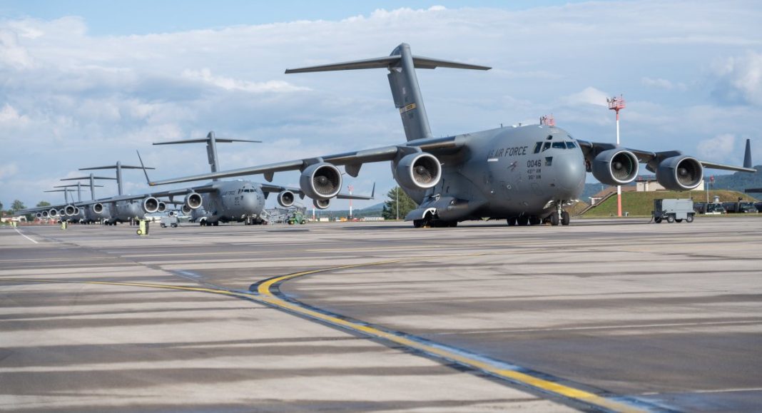 військова авіабаза з літаками на злітній смузі